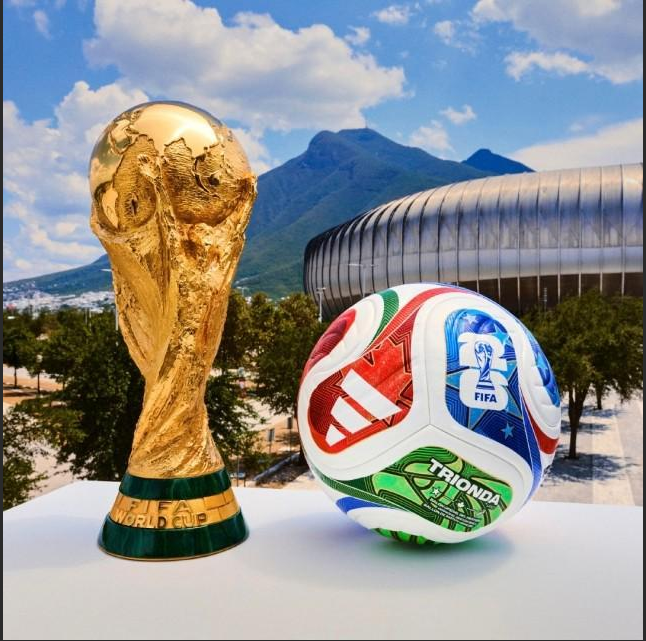 戈登社媒晒照：新赛季五战五胜，感谢大家现场支持球队💙❤️